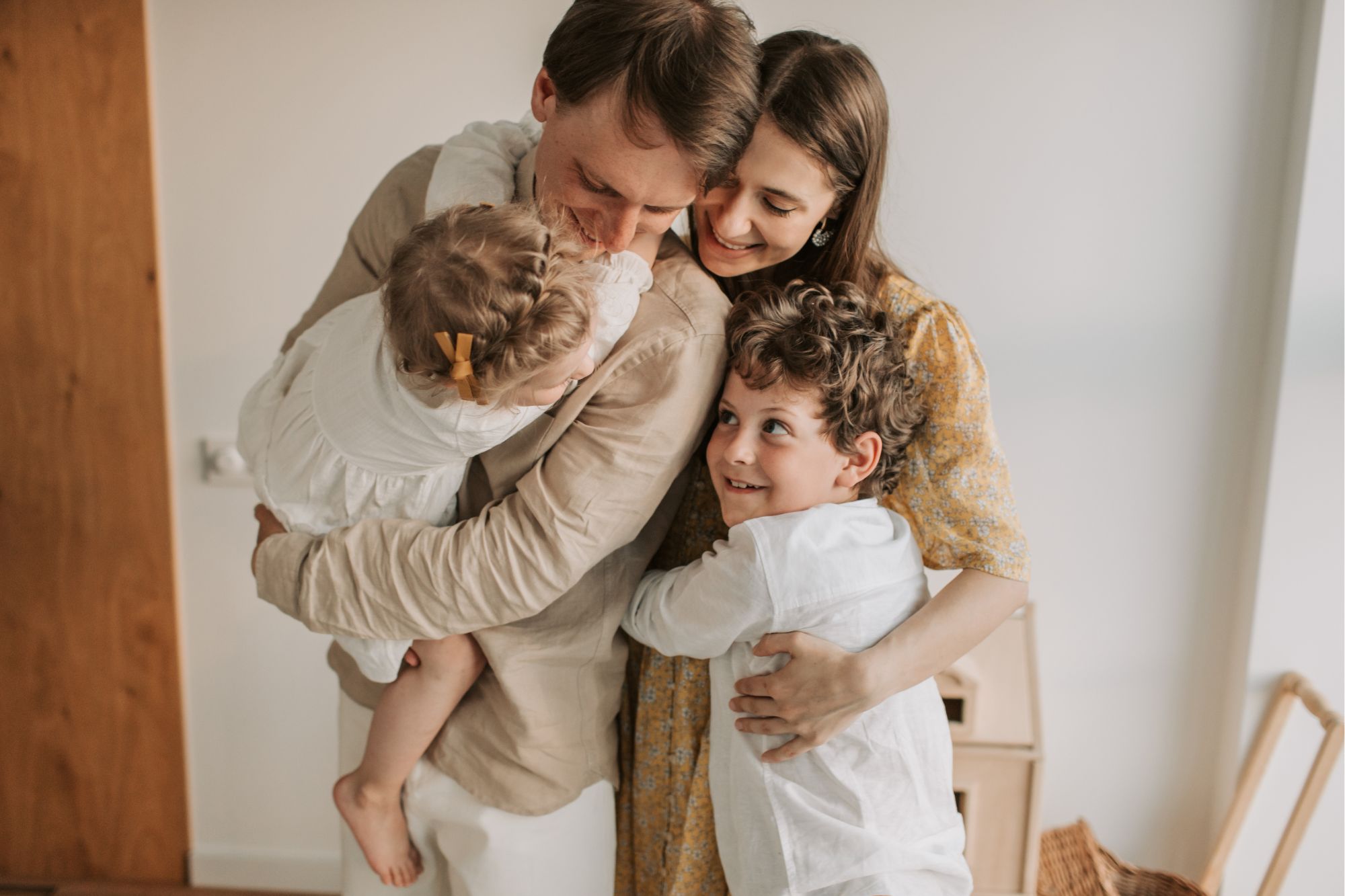 En kjernefamilie hvor barn og voksne klemmer hverandre