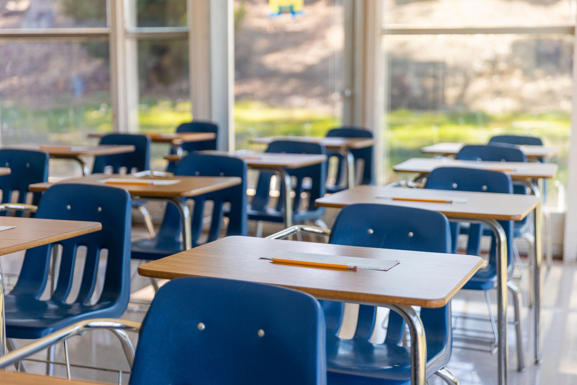 Tomt klasserom med rekker av pulter