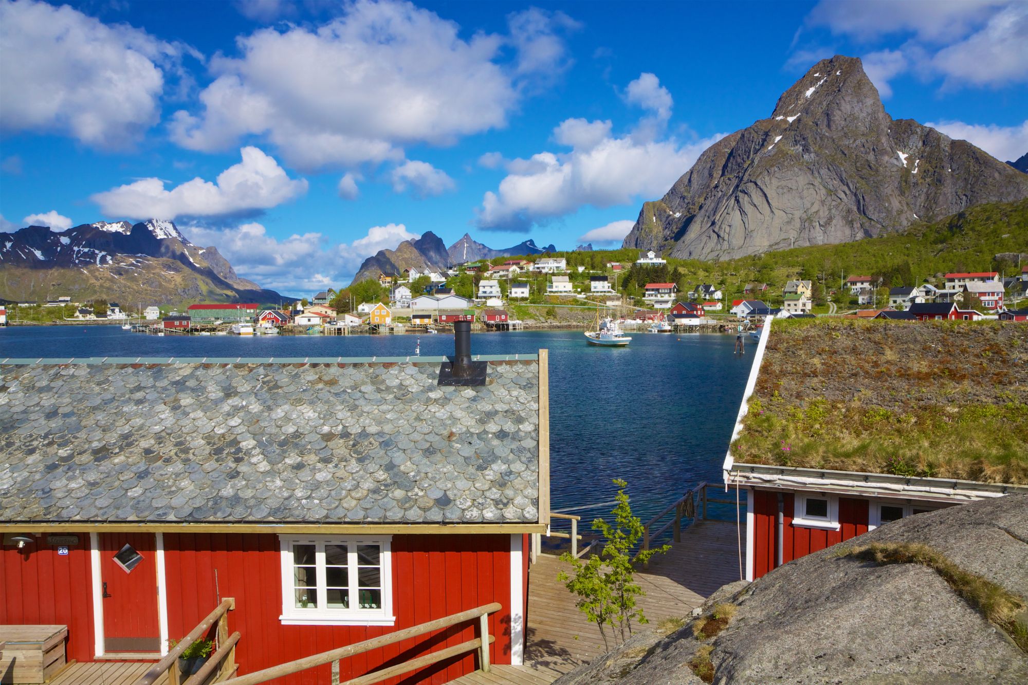 Små trehus langt ute i havgapet i Norge